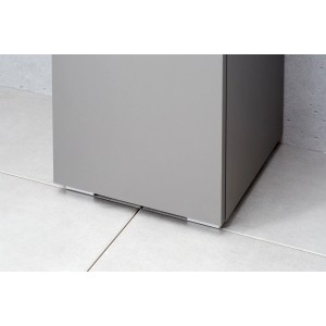 Jeu de pieds de socle Pelipal, argent mat, monté sous les meubles de salle de bain de la série Quickset 357.