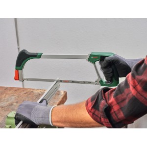 Seghetto alternativo Bosch 300 mm in uso per tagliare un profilo metallico.