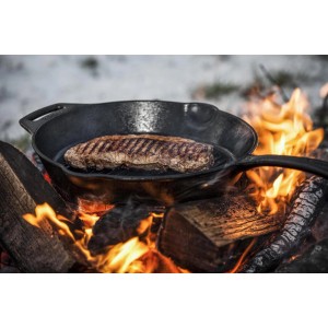 Padella grill Petromax in ghisa (30cm) con bistecca su fuoco aperto. Utensile per grigliare all'aperto.