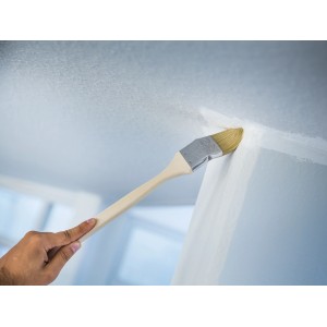 Pennello angolare LUX 40 mm in uso: Pittura di un angolo con pittura a emulsione.