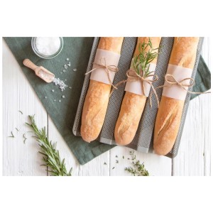 Silbernes Baguette Backblech aus Metall mit drei Baguettes und Kräutern dekoriert.