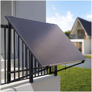 Pannello solare EcoFlow con staffa regolabile montato su una ringhiera del balcone.