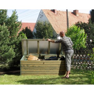 Coffre de jardin ouvert, traité autoclave (180x70x70cm) avec contenu dans le jardin.