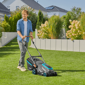 Gardena PowerMax 37/36V tosaerba a batteria in uso su prato.