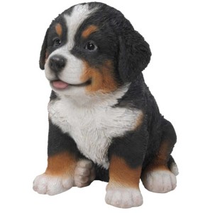 Detailreicher Berner Sennenhund Welpe aus Polyresin, Gartendeko.