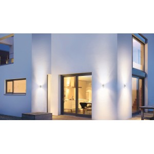 Applique murale extérieure LED Steinel L 910 S moderne en argent-blanc avec détecteur de mouvement sur mur de maison.