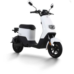 Weißer E-Scooter Yadea DE3, ein Elektroroller für bis zu 25 km/h. Ideal für die Stadt.