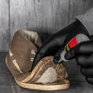 Applicazione di HG Power Glue su una scarpa. Colla per riparazioni rapide.