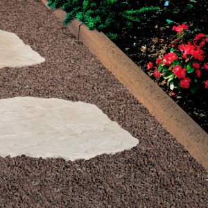 Bordure de pelouse arrondie en béton brun Kann (30x100x5 cm) comme bordure de parterre.
