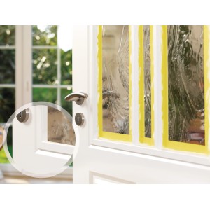 Tür mit Tesa Maler-Krepp Precision Indoor, gelbes Klebeband für präzise Farbkanten im Innenbereich.