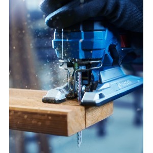 Lame de scie sabre Bosch Expert S 1242 KHM Tough Wood en utilisation pour couper du bois.