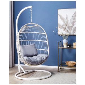 Sedia sospesa bianca Beliani Alba con cuscino grigio, effetto rattan per interni ed esterni.