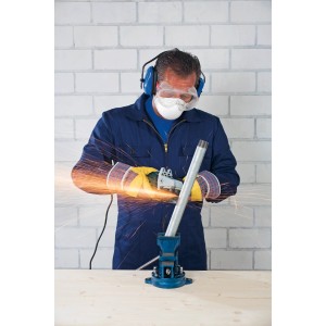 Homme coupant un tuyau avec un kit de sécurité LUX (lunettes, protection auditive, masque).