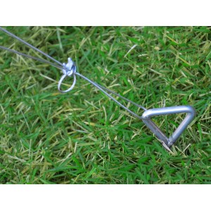Kit d'ancrage pour serre Tepro avec crochet et câble en acier dans l'herbe.