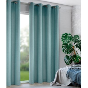 Tenda a occhielli Nevio blu ghiaccio di Neusser Collection, 245x135 cm, davanti alla finestra con pianta.