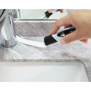 Main nettoyant un lavabo avec une brosse multi-usage (27,2 cm). Outil de nettoyage pour salle de bain et cuisine.