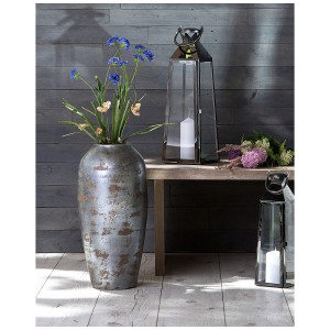 Vaso decorativo Beliani Lorca in terracotta grigio scuro con fiori e lanterne.