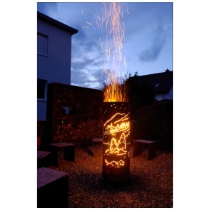 Nouvel Fiamma Feuerstelle Montagna mit Bergmotiv, Stahl schwarz, mit Feuer.
