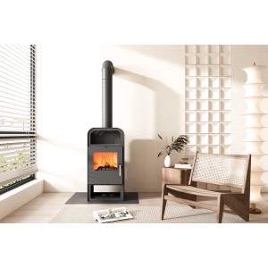 Poêle à bois noir mat Mahan UNI-1963 4.0 (7 kW) dans un salon.