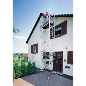 Impalcatura base Krause ClimTec con altezza di lavoro di 3 m davanti a una casa, una persona in piedi sopra.
