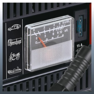 Dettaglio del caricabatterie Einhell CC-BC 10 E con amperometro.