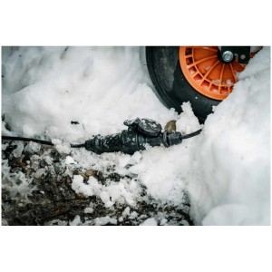 Raccord noir Max Hauri Type13 IP55 dans la neige, adapté aux chantiers et aux zones extérieures.