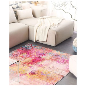 Tapis à poils courts coloré Isparta, 140x200 cm, avec motif abstrait dans le salon.