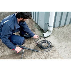 Déboucheur de canalisations Bosch (16 m) en cours d'utilisation pour nettoyer un tuyau d'évacuation.