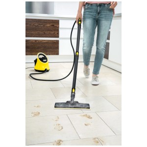 Nettoyeur vapeur Kärcher avec buse de sol EasyFix et lot de lingettes jetables en utilisation.
