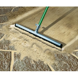 Applicazione di MEM Fix-Fertig-Fugenmörtel Sand su pavimentazione con spatola.