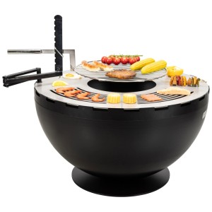 Nouvel Firebowl, brasero rond en acier noir (Ø 80 cm) avec des aliments grillés.