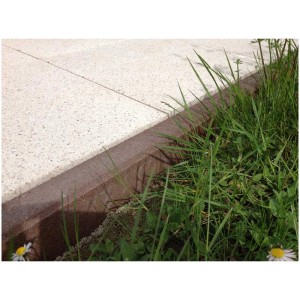 Mini bordure marron (15x50x5 cm) en béton pour délimiter les parterres de fleurs dans le jardin.