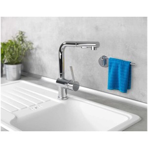 Wenko Turbo-Loc support torchon en acier inoxydable, argenté, avec torchon bleu dans la cuisine.