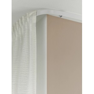 Binario per tende Gardinia Flexline in plastica bianca curvata con tenda montata a soffitto.
