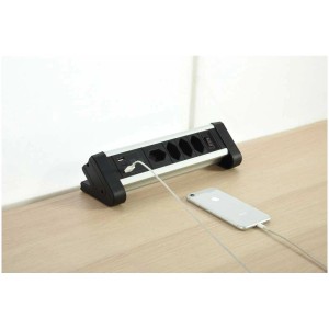 Multiprise de table noire/alu avec 4 prises T13, ports USB-A et USB-C, connectée à deux téléphones portables.