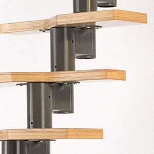 Escalier système Dolle Graz: Marches gain de place en bois clair avec placage hêtre et support métallique gris.