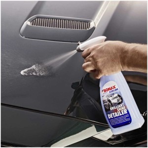 Anwendung: Sonax Xtreme Lackpflege Brilliant Shine Detailer Sprühflasche 750ml auf Autolack.
