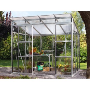 Serra Vitavia Playa 5900 con telaio in alluminio e fondamenta, piantumata in giardino.