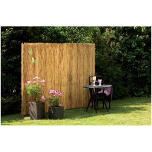 Stuoia di canna Videx Föhr Natur 180x600cm come schermo per la privacy in giardino con tavolo e sedie.