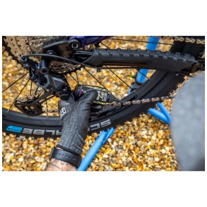 Anwendung von Muc-Off Kettenöl PTFE auf einer Fahrradkette. Fahrradpflege für trockene Bedingungen.