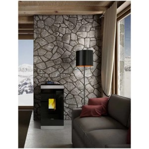 Poêle à pellets Freepoint Glass moderne, 2,4 - 8,6 kW, avec façade en verre noir dans le salon.
