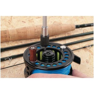Cacciavite manuale Wolfcraft con portabit in uso su un mulinello da pesca.