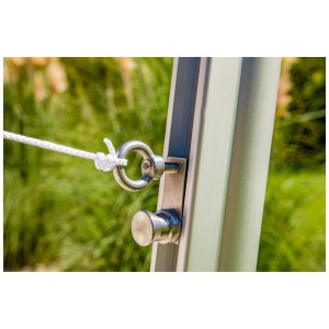 Gros plan : Mât de voile d’ombrage Windhager en aluminium avec fixation par corde.