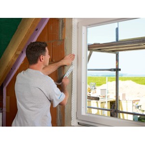 Applicazione del nastro adesivo Fentrim 20 con zona intonacabile sul telaio della finestra all'interno.