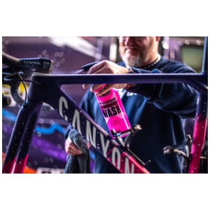 Anwendung von Muc-Off High Performance Waterless Wash 750 ml zur Fahrradpflege.