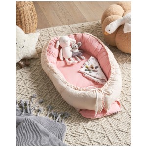 Nid bébé Beliani Ereb rose/beige en coton/polyester sur tapis avec jouets. Couchage douillet pour nourrissons.