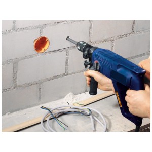 Punta per muro LUX-TOOLS Comfort in uso su una parete con foro e cavo.