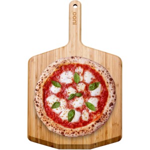 Pelle à pizza et planche de service Ooni 16" en bambou avec pizza.