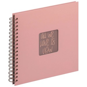 Album spirale Peach Fuzz avec couverture rigide texturée, reliure spirale dorée et découpe carrée. 25x26 cm.