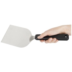 Spatule à griller Cozze en acier inoxydable dans la main, ustensile pour retourner et gratter.